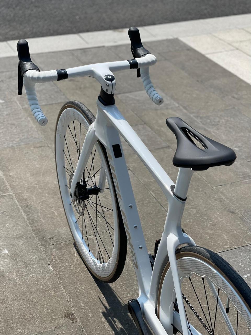 这个白色的公路车也太好看了吧 2024新款的全碳,全内走,碳轮组,105