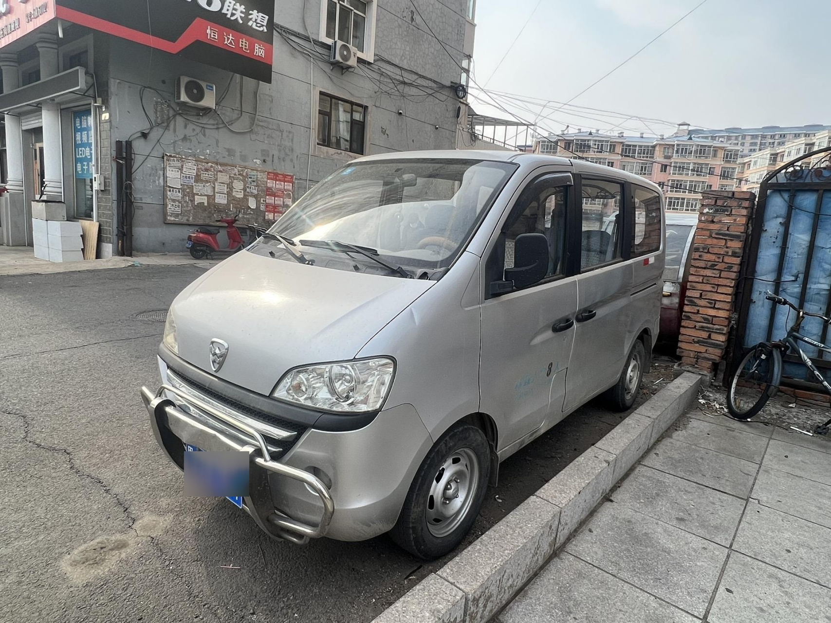 哈飞路尊小霸王 八座  车况好  六万多公里 检车保险刚交完 六千多开