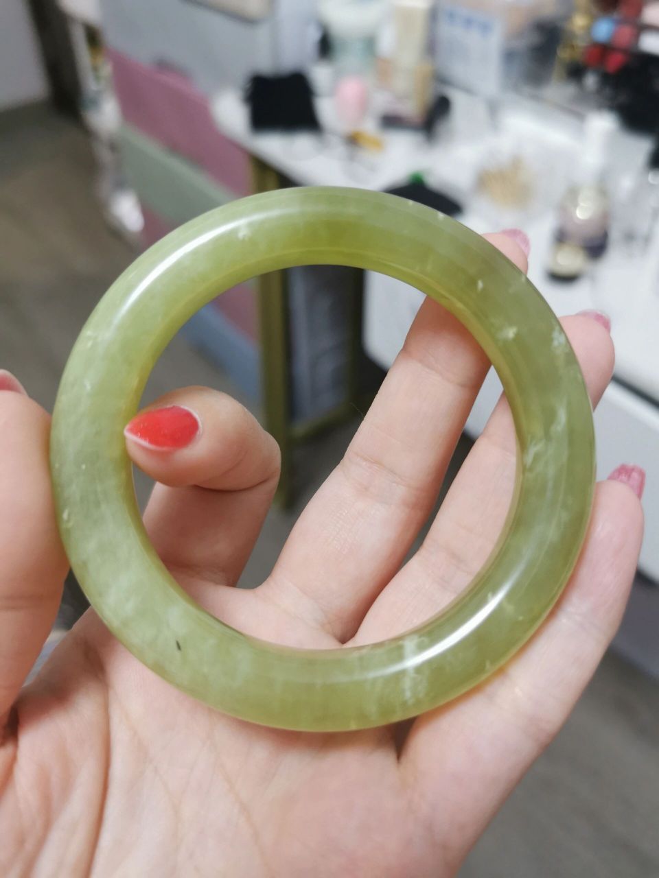 我看网上有说岫玉用油养,有说岫玉用水养的.