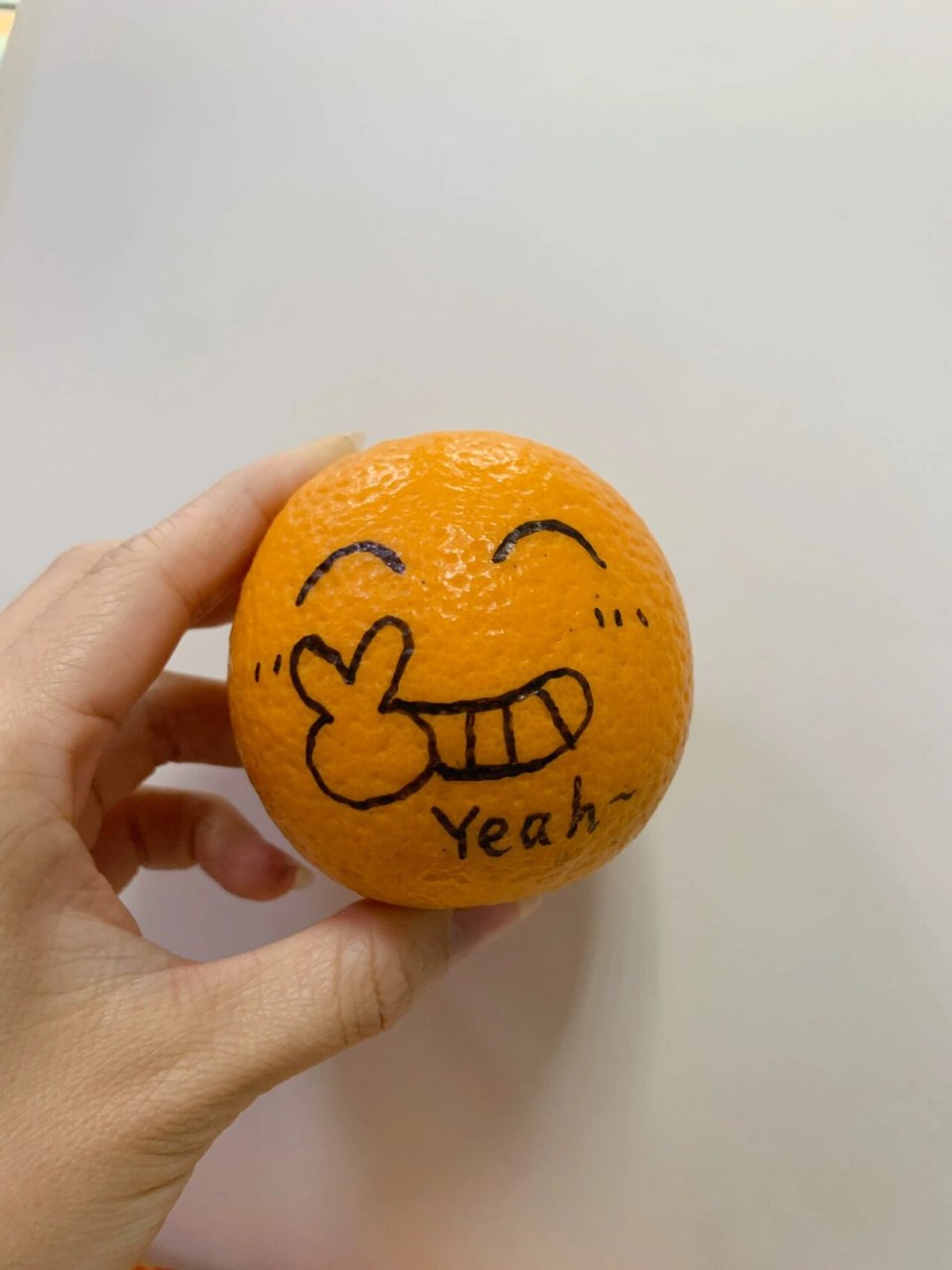 给橙子画上可爱小表情 简单易画的小表情 任何人都能操作 可以送孩子