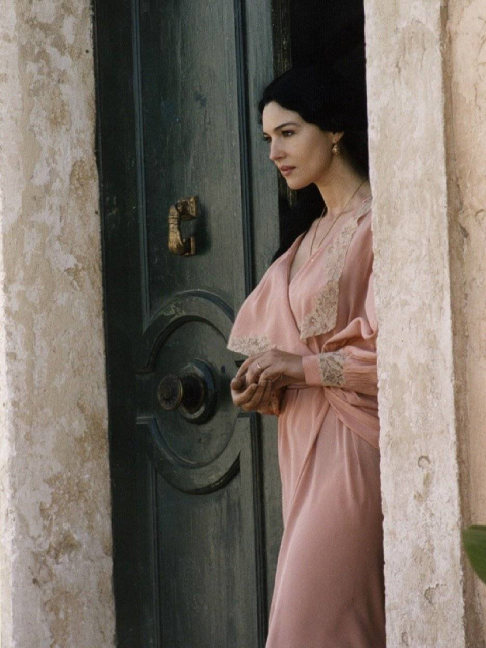 风姿绰约美得发光的莫妮卡贝鲁奇 经典让人回味 分享一部老电影给大家