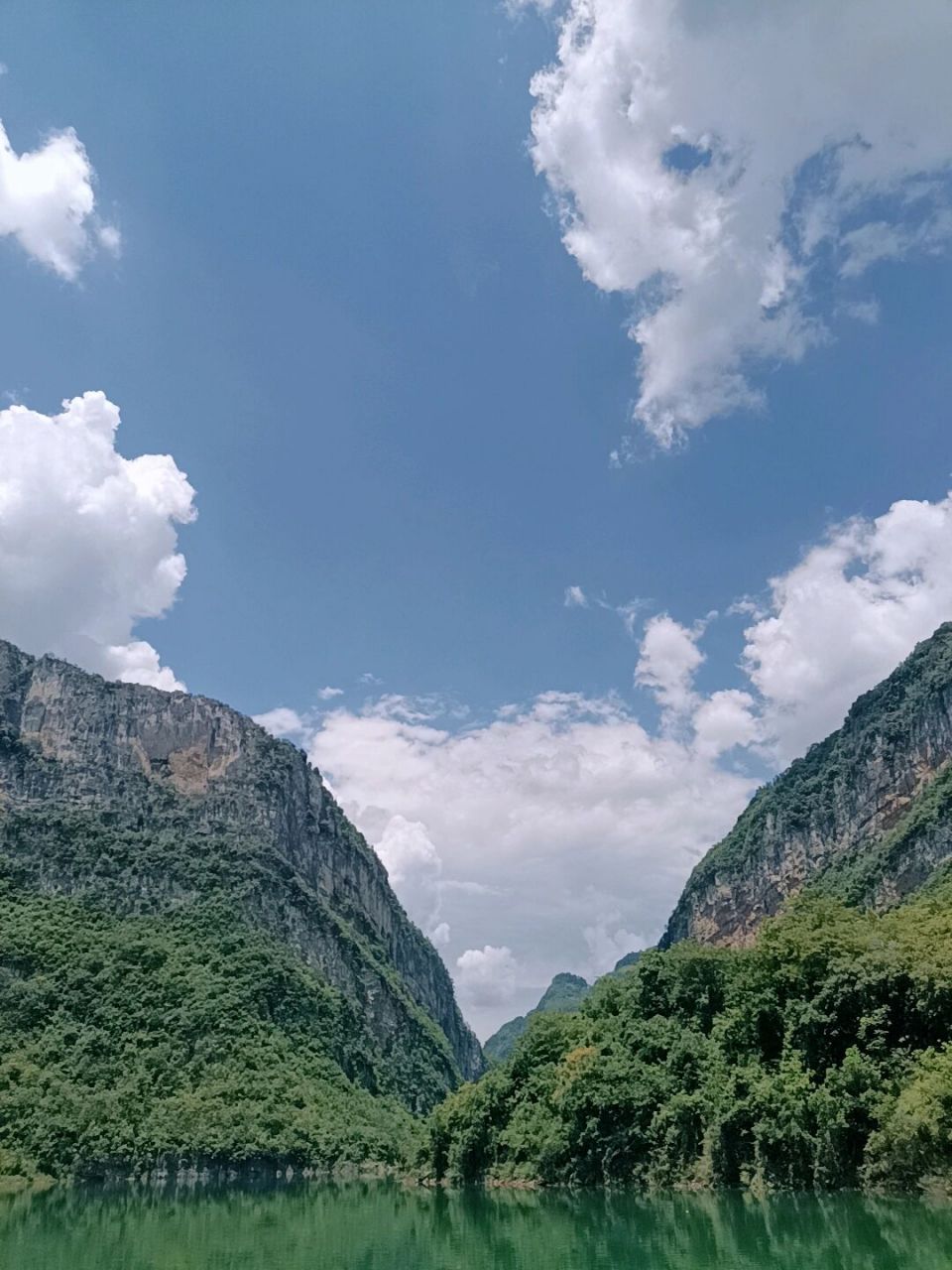 青山绿水六广河的美景