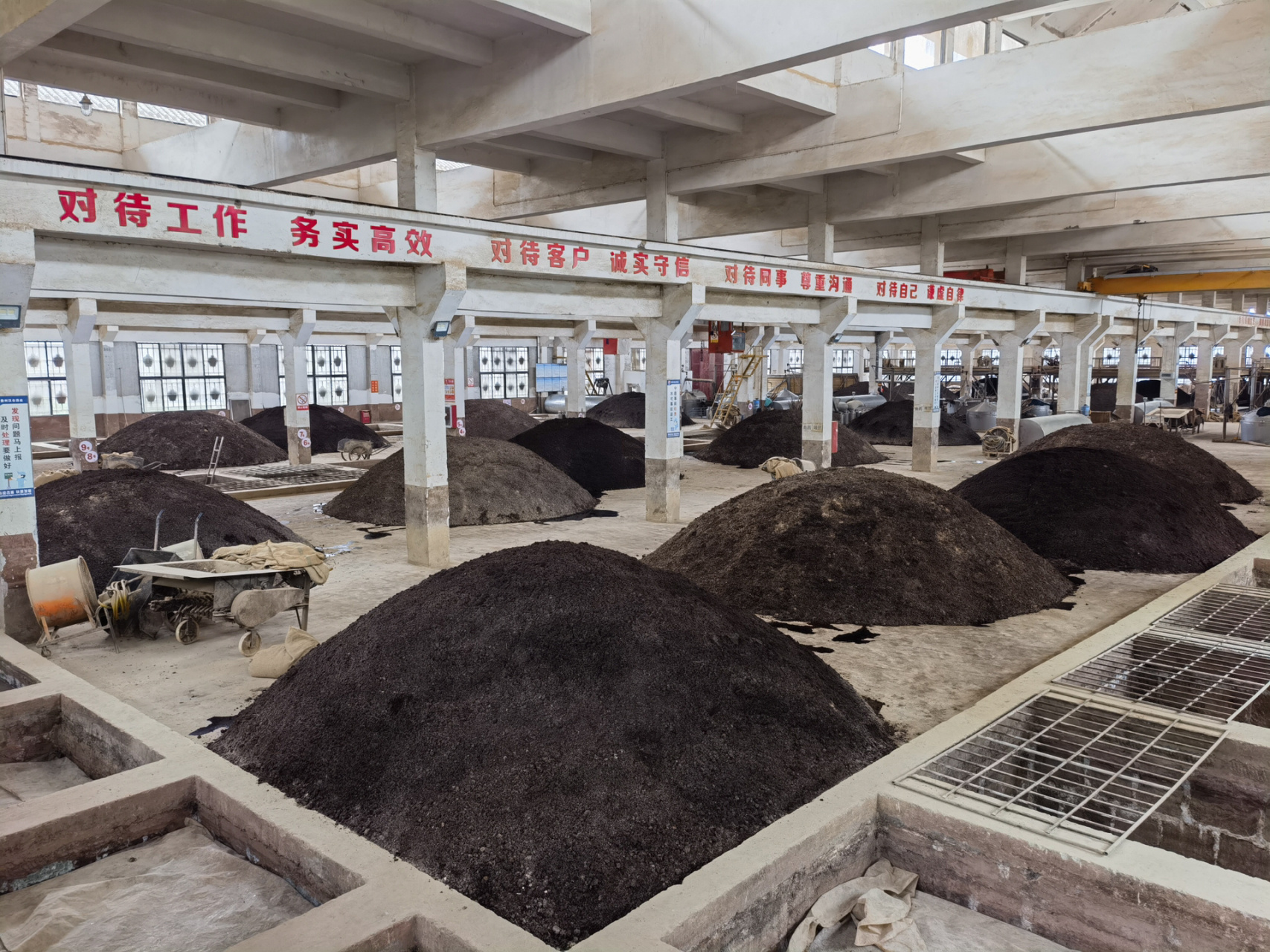 茅台镇酒厂,300年历史,酒品值得信赖 贵州茅台酒厂位于仁怀市西北六