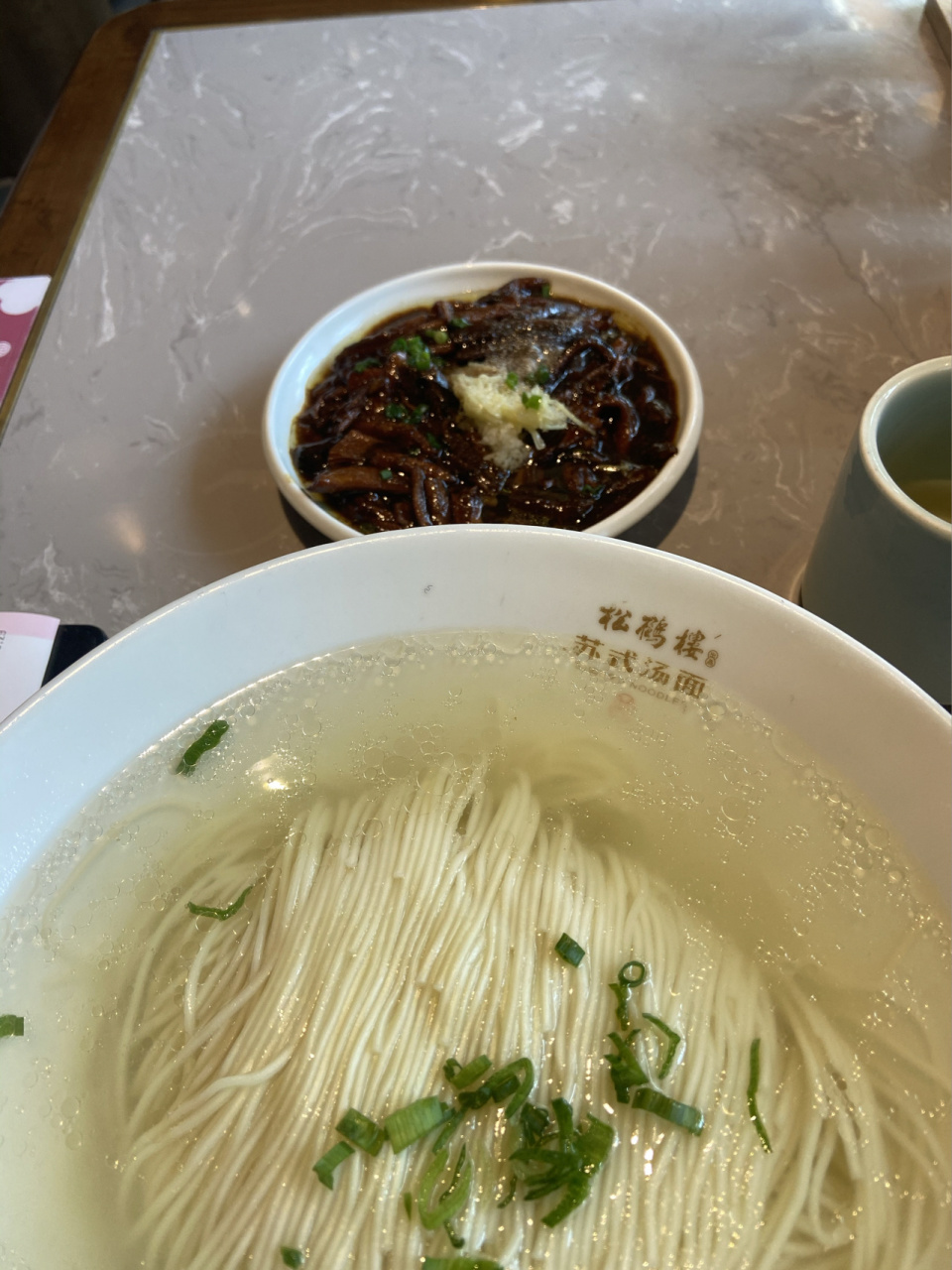 松鹤楼面馆 今天吃的白汤 这汤底非常浓郁 堪比日式拉面的程度 口味