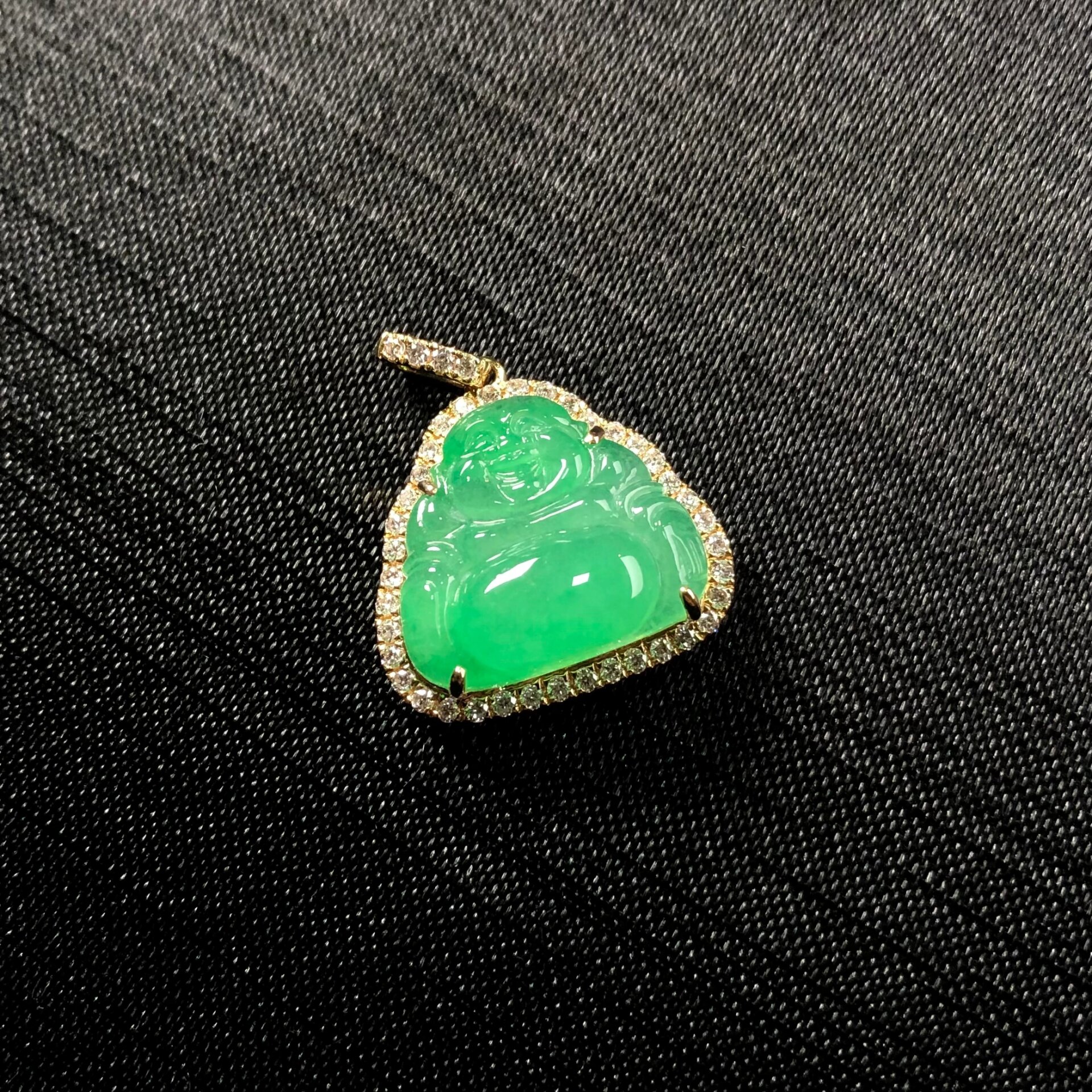 阳绿翡翠佛公吊坠 18k金镶嵌,配镶钻石 镶嵌尺寸22.1*17.9*7.5mm