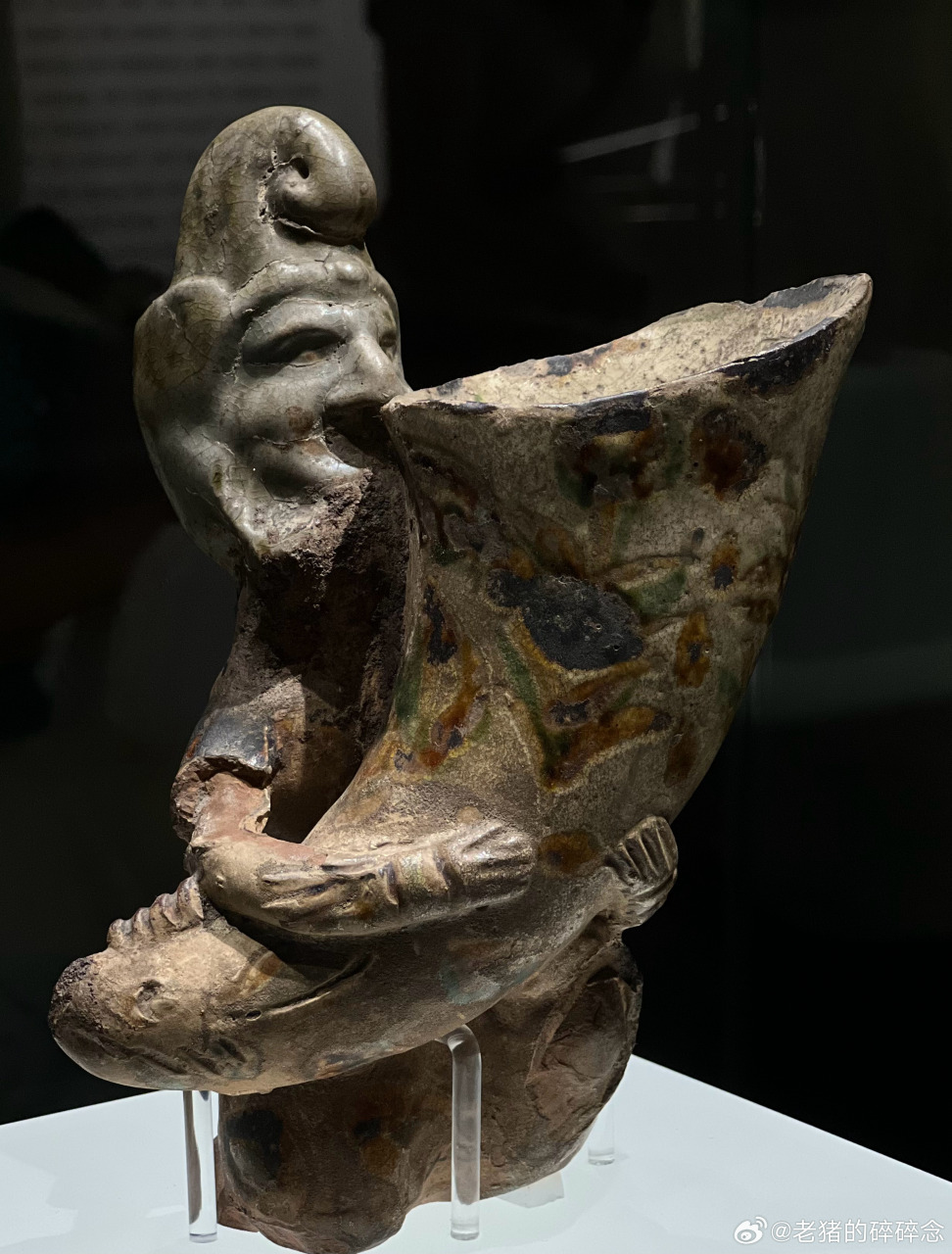 胡人抱角杯  四川省邛崃市邛窑遗址出土,四川大学博物馆藏.