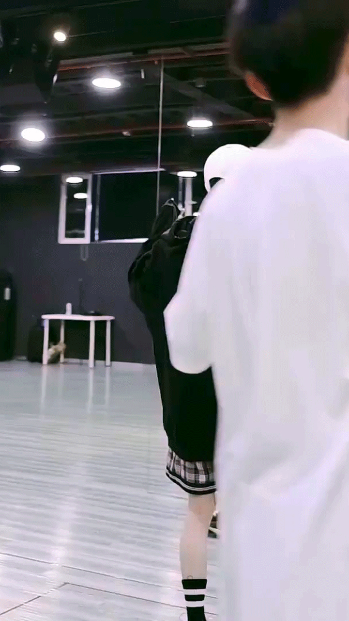 第一次知道王源身上居然有这么多纹身