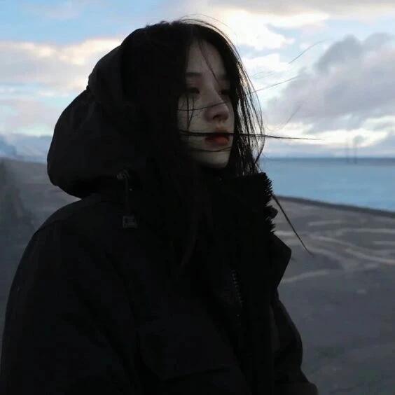 满眼失望的厌世感女生头像