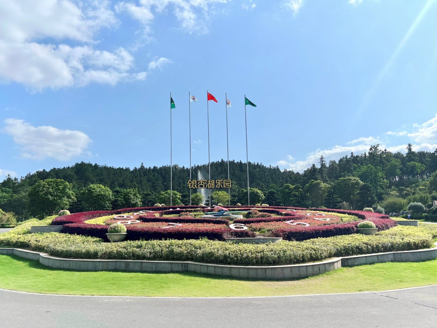 南京银杏湖乐园    里面真的好大,要早点去,不然逛不完,可惜了门票.