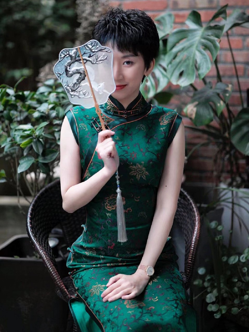 来遇见三月定旗袍的女孩子们,清爽利落的短发造型也越来越多