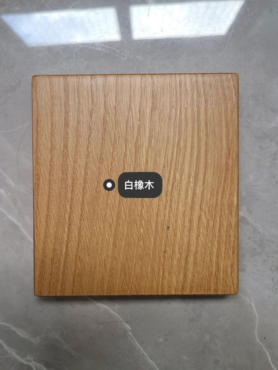 白蜡木,铁杉木正常用于书桌餐桌的制作,白蜡木纹路较大,密度较大,也更