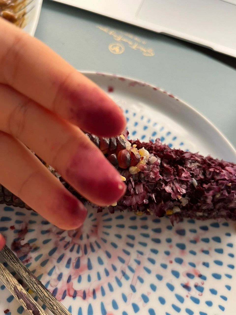 吃个紫玉米为什么掉色这么严重 手上脸上全是紫色94