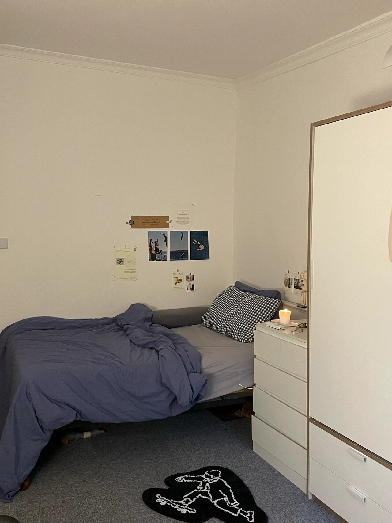 独居的深夜卧室是一人独饮🥂