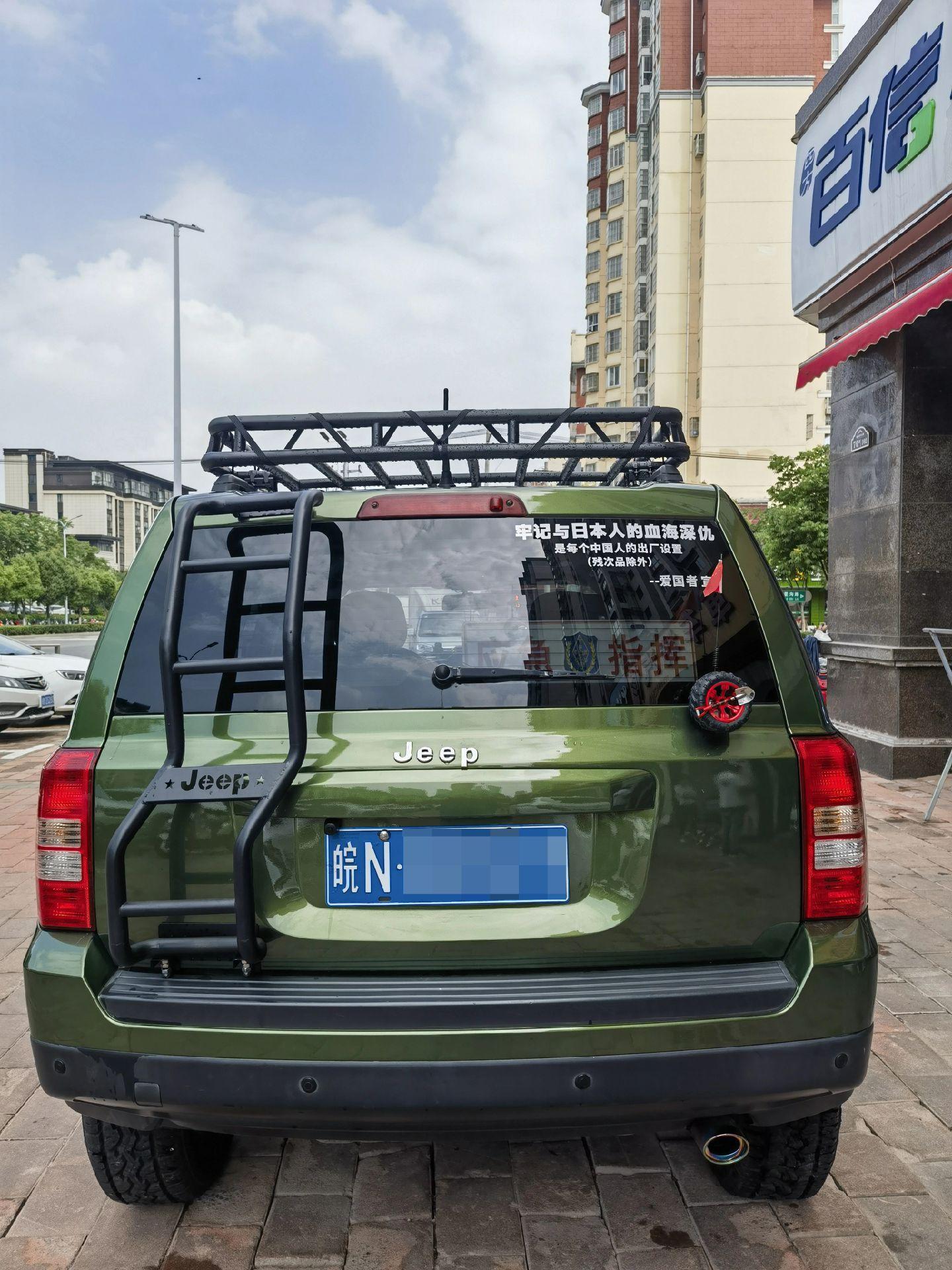 jeep自由客车顶行李架后爬梯车友装车实拍图