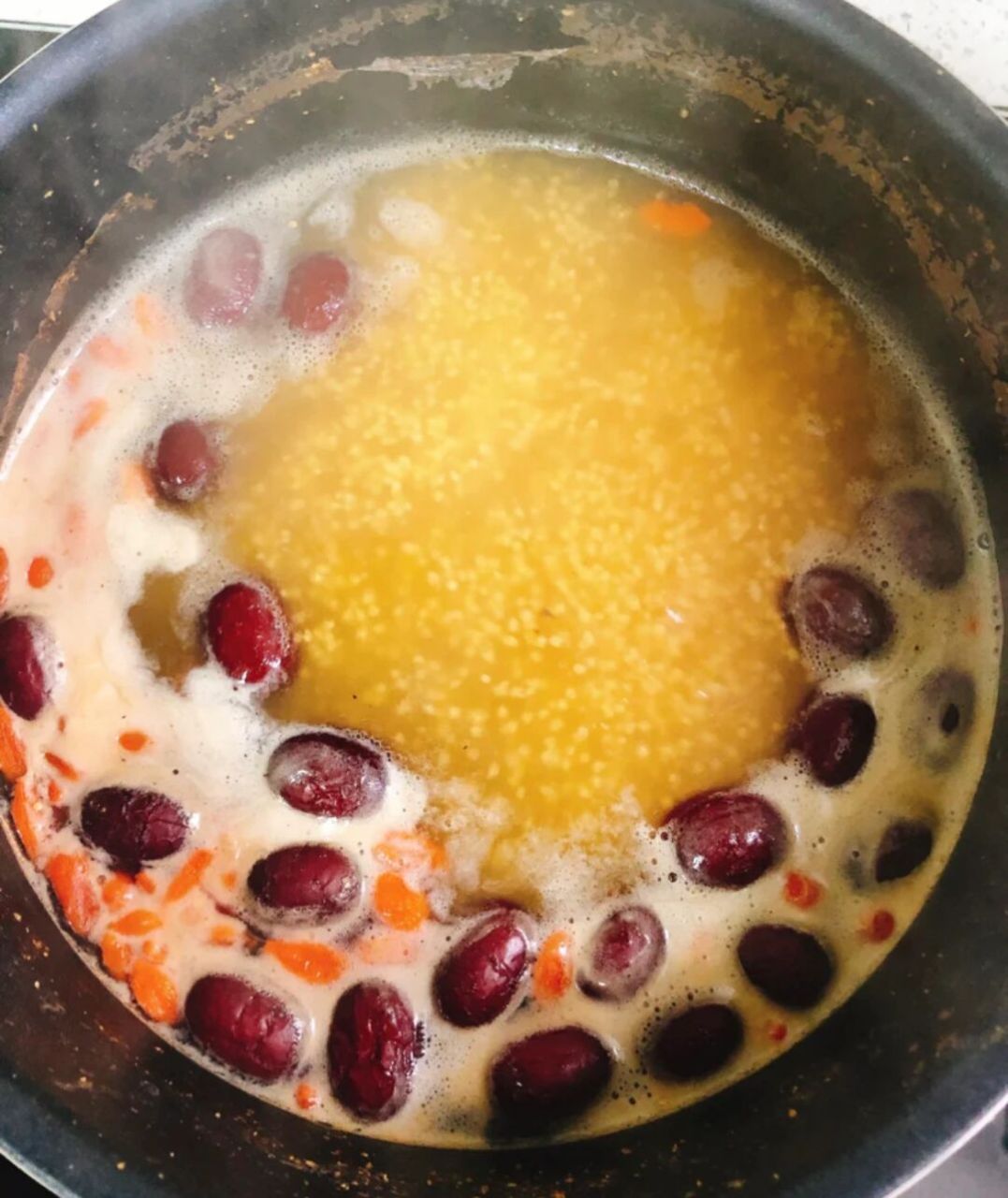 红枣枸杞粥,女人的最佳补品 [赞同][赞同]食材95 小米30g,红枣5-10