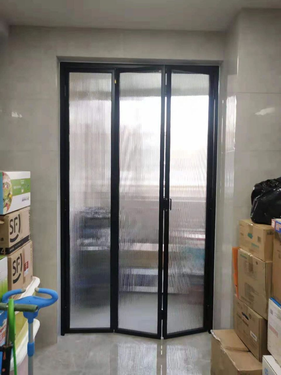 折叠门为多扇折叠,可推移到侧边,占空间较少.