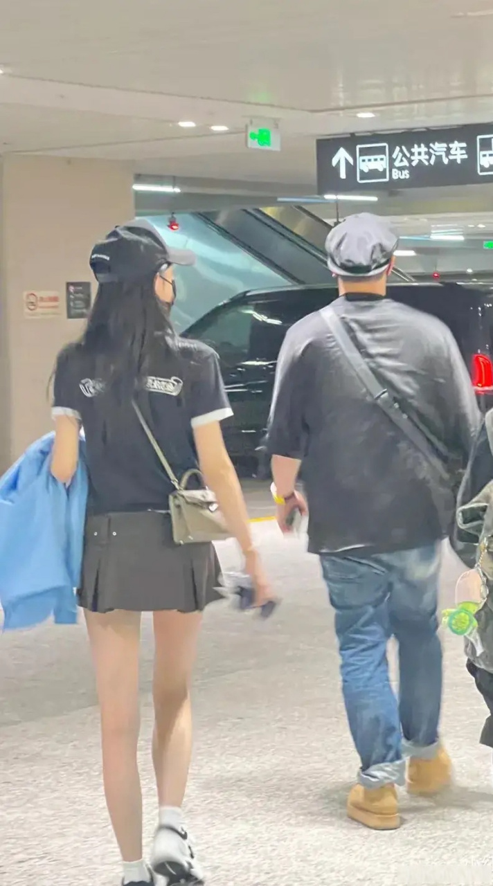 潘玮柏和他老婆 luna背影,看背影会觉得是女明星和素人[笑哭][笑哭]