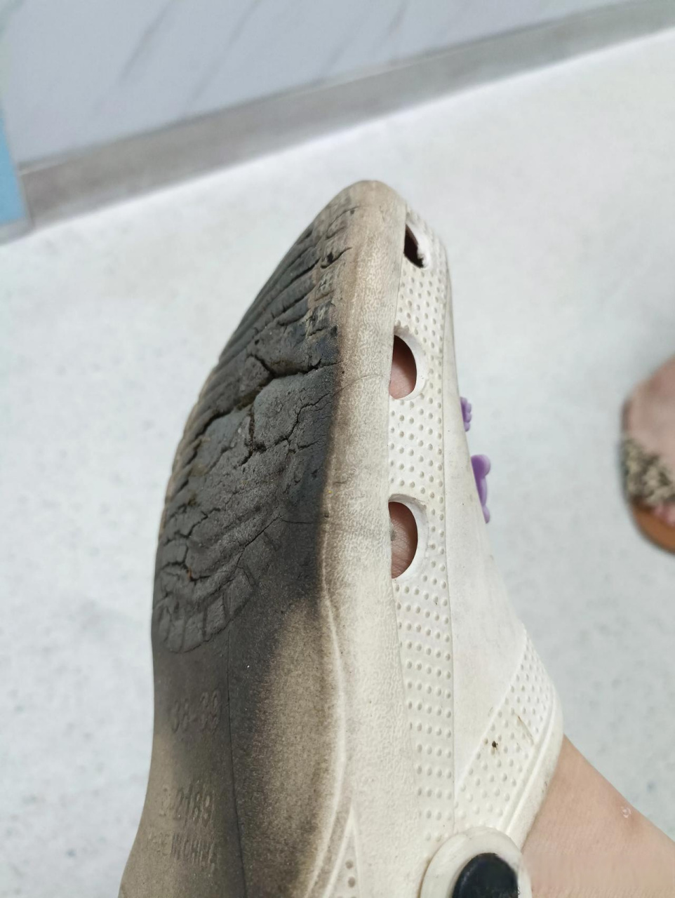 洞洞鞋这么容易烂吗?我穿了才一个月左右