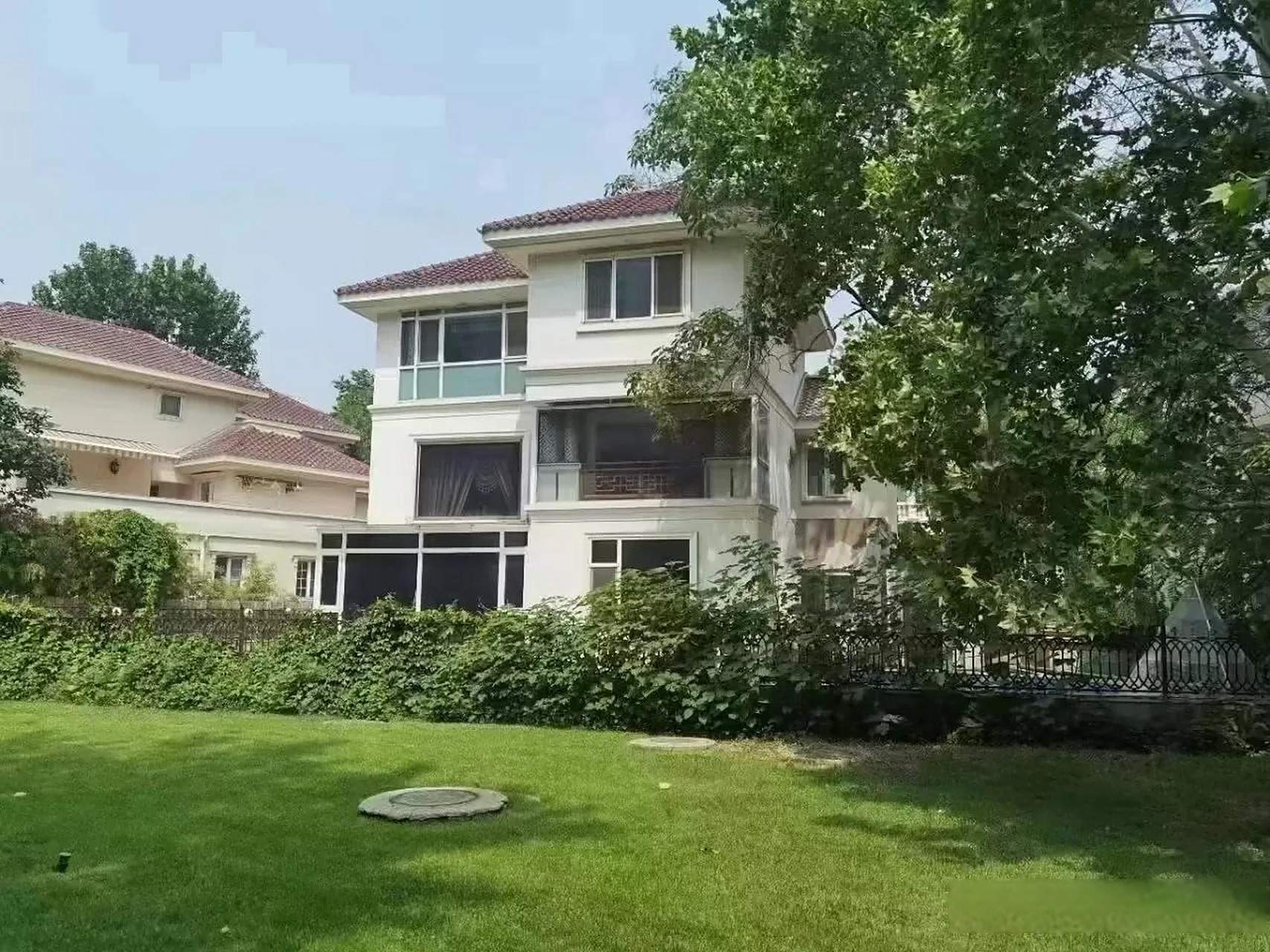 紫玉山庄前排独栋别墅,院子300平,坐北朝南,私家车库,房本面积343.