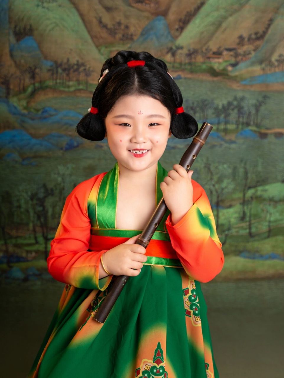 身着红绿襦裙,娇憨可爱 头顶双缨髻,面画"斜红"妆 不曾吟诗起舞的人生