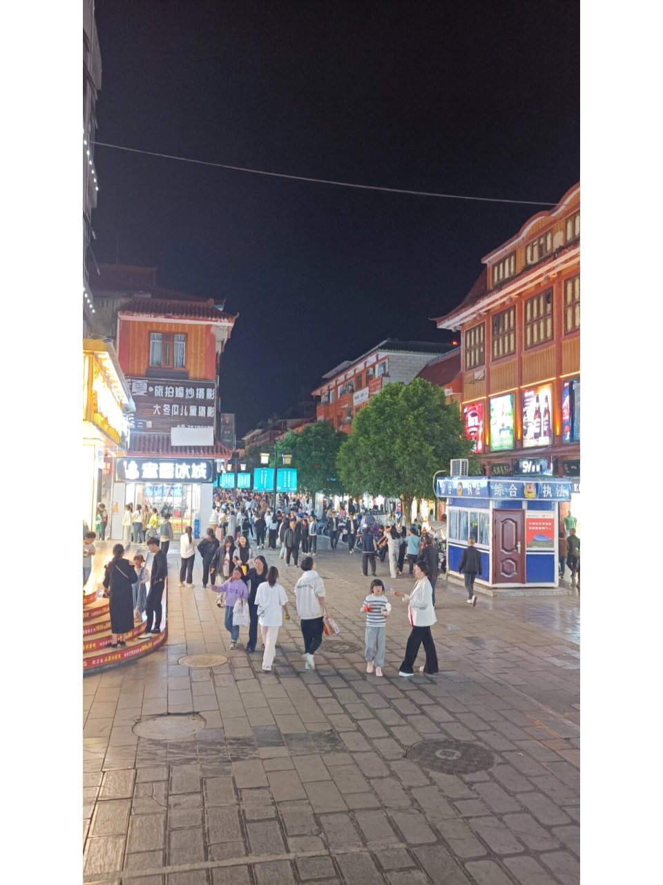 夜郎街的锅贴 桐梓的夜郎街还是这么的火爆.