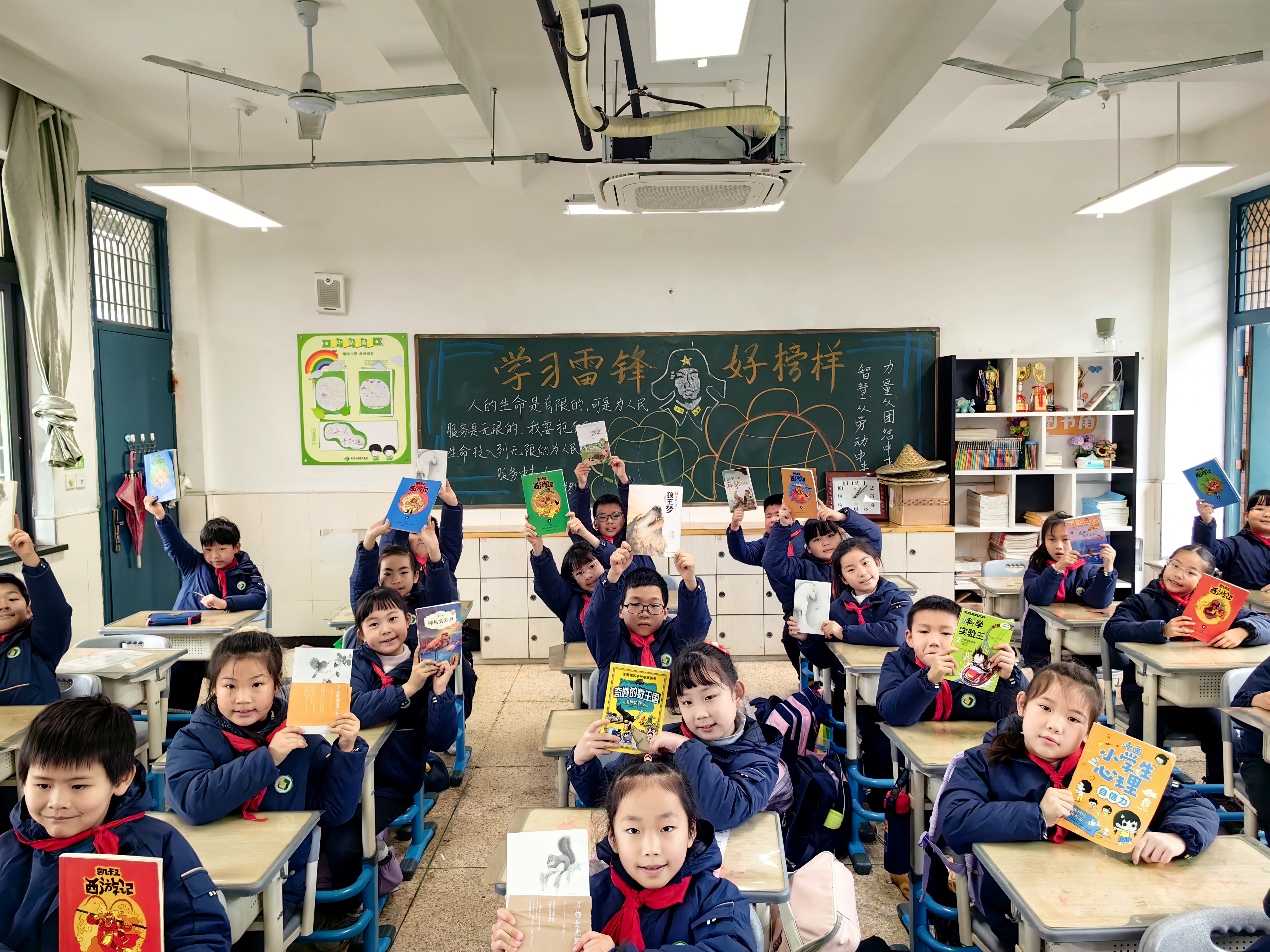 3月4日上午,杭州天成教育集团全体师生齐聚操场进行"