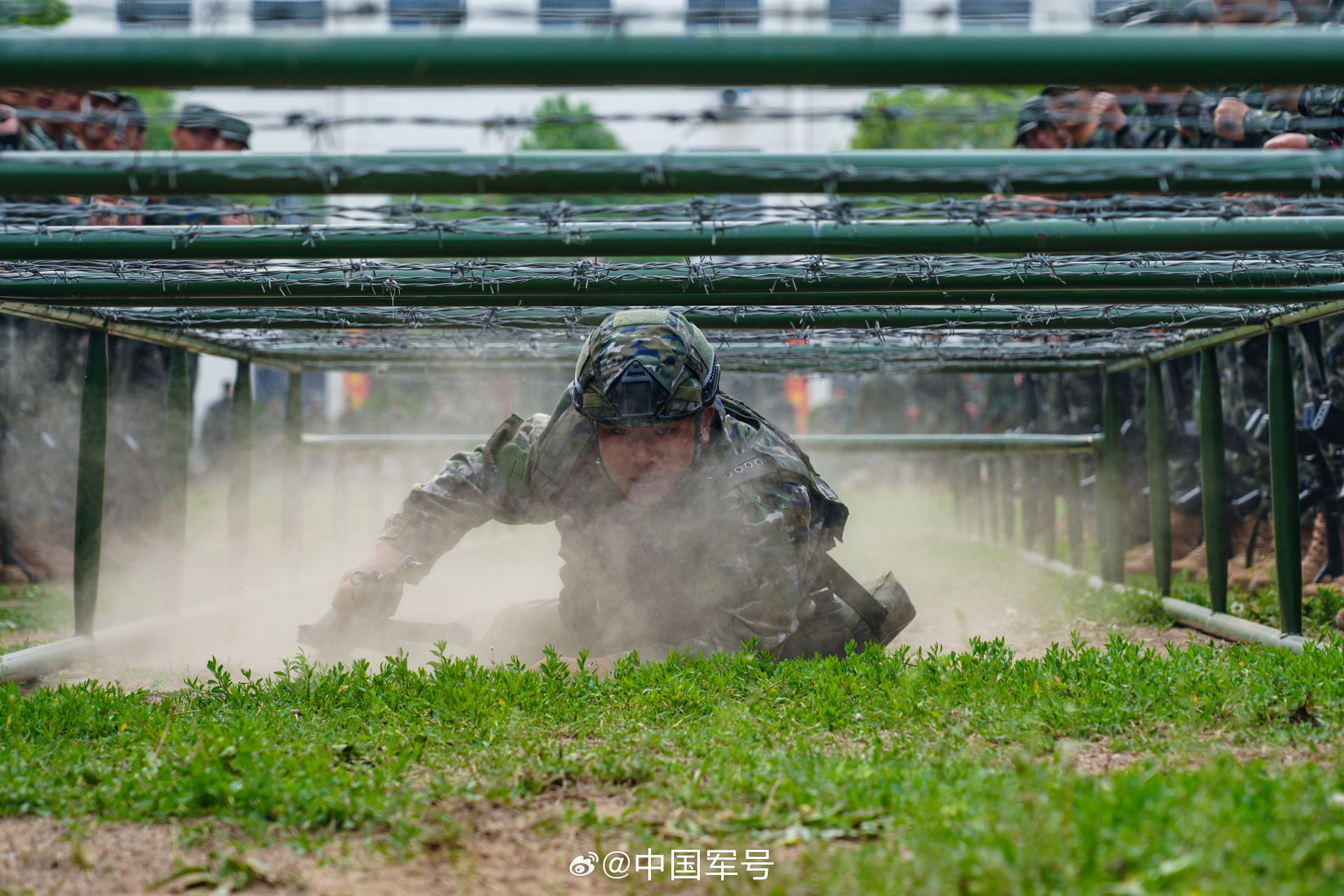 新兵战术训练后的笑容太治愈了】卧倒,低姿匍匐,前进……近日,武警