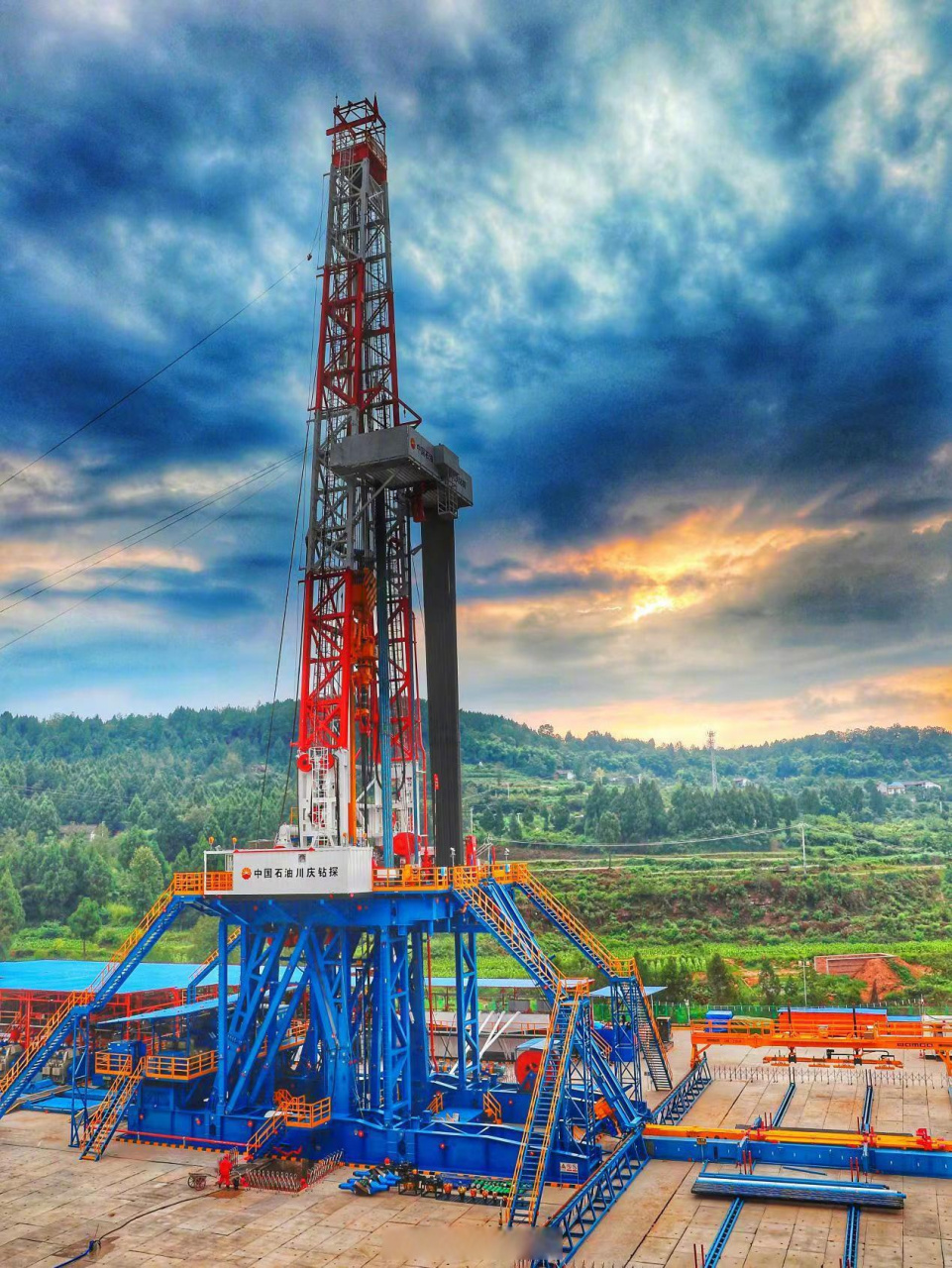 这是四川首口,中国第二口开钻的万米气井,标志着我国深地科探工程再
