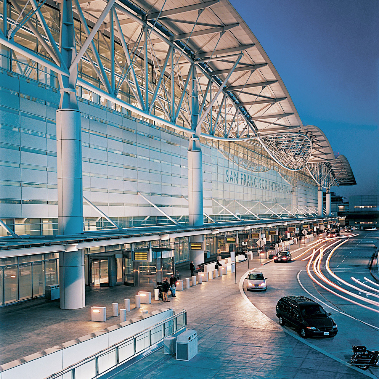 航站楼的英文是terminal building,也被简称为terminal,所以,t来自于