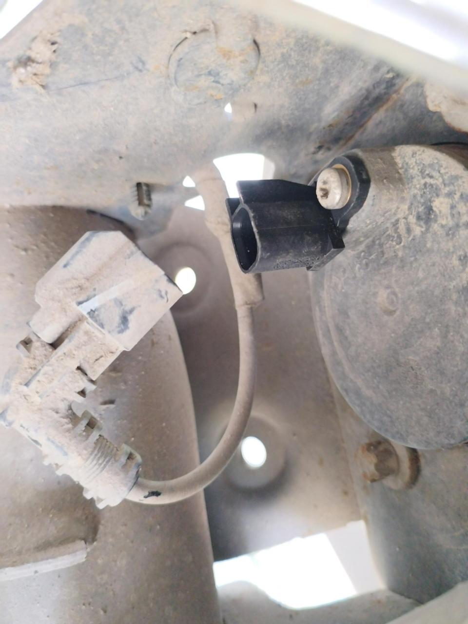 福特福睿斯abs故障灯亮,自己动手更换全车4个abs传感器,完美解决.