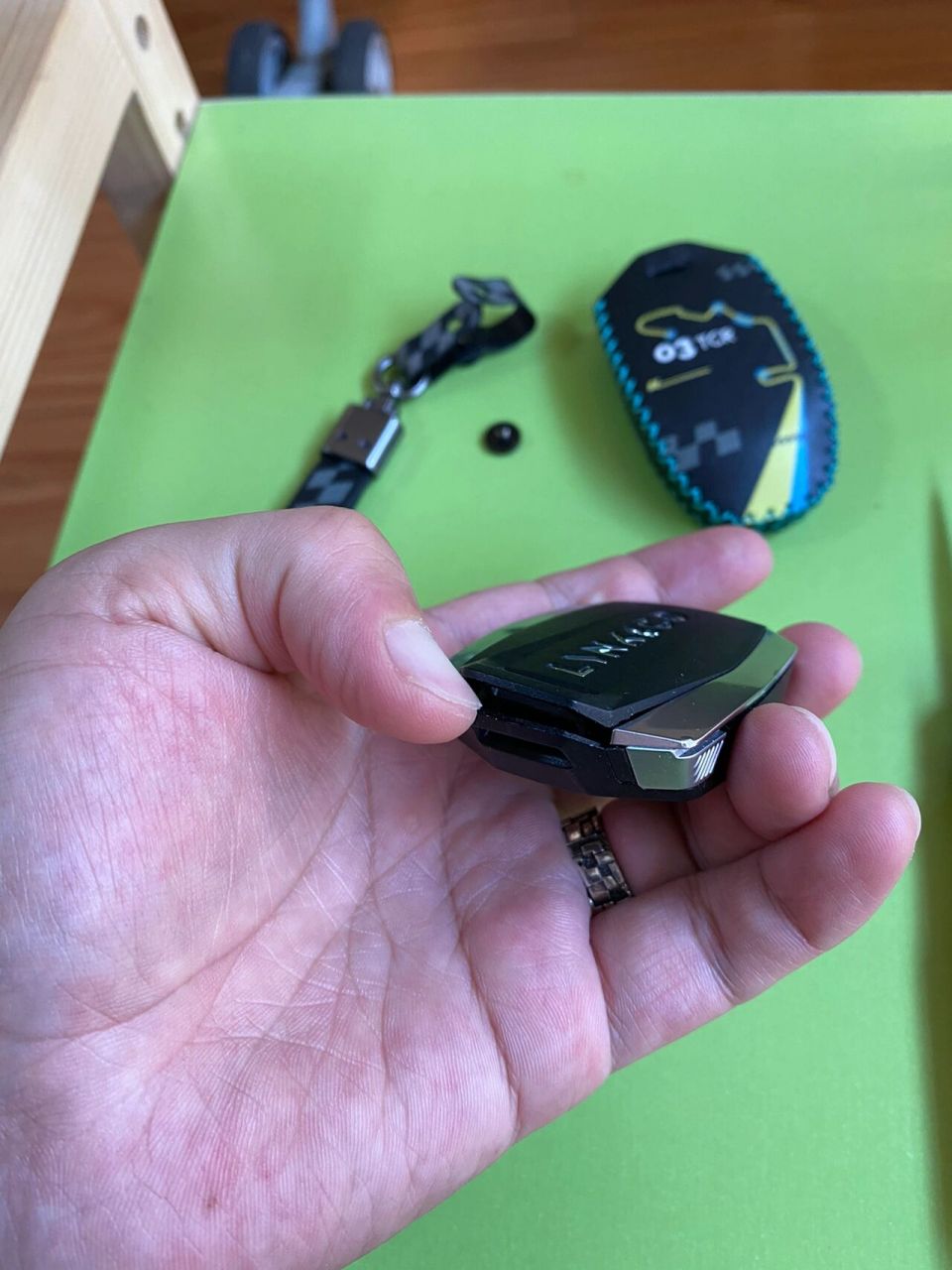 下面就用我的领克03车钥匙如何更换电池为大家详细讲讲.