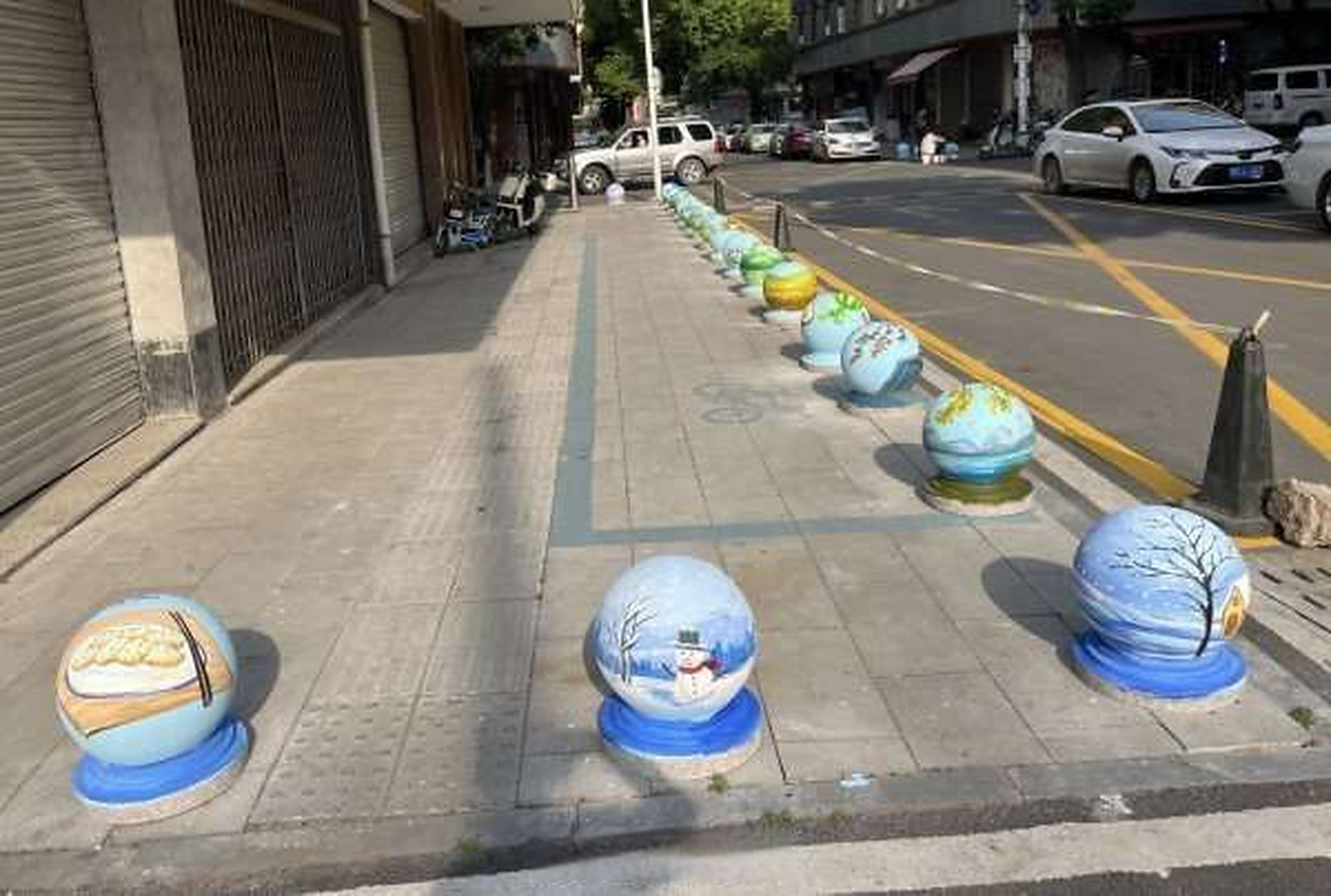 【东阳白云街道:彩绘隔离墩成风景线】二十四节气,春夏秋冬,梅兰竹菊