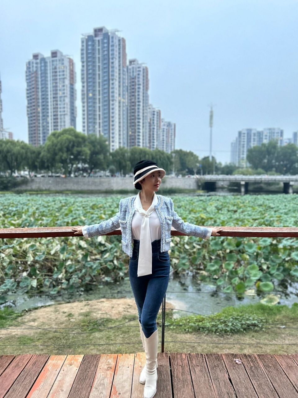 中老年穿搭&中老年拍照姿势 我们俩拍照差生又去作妖了,挺好,回来炒菜