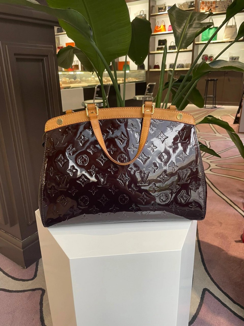 lv  车厘子漆皮手提单肩医生包 97新 有肩带 size:37-27-13 公价20900
