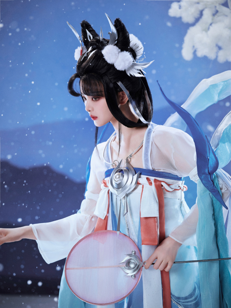 杨超越cos挺不错的,就是目光有点呆滞.