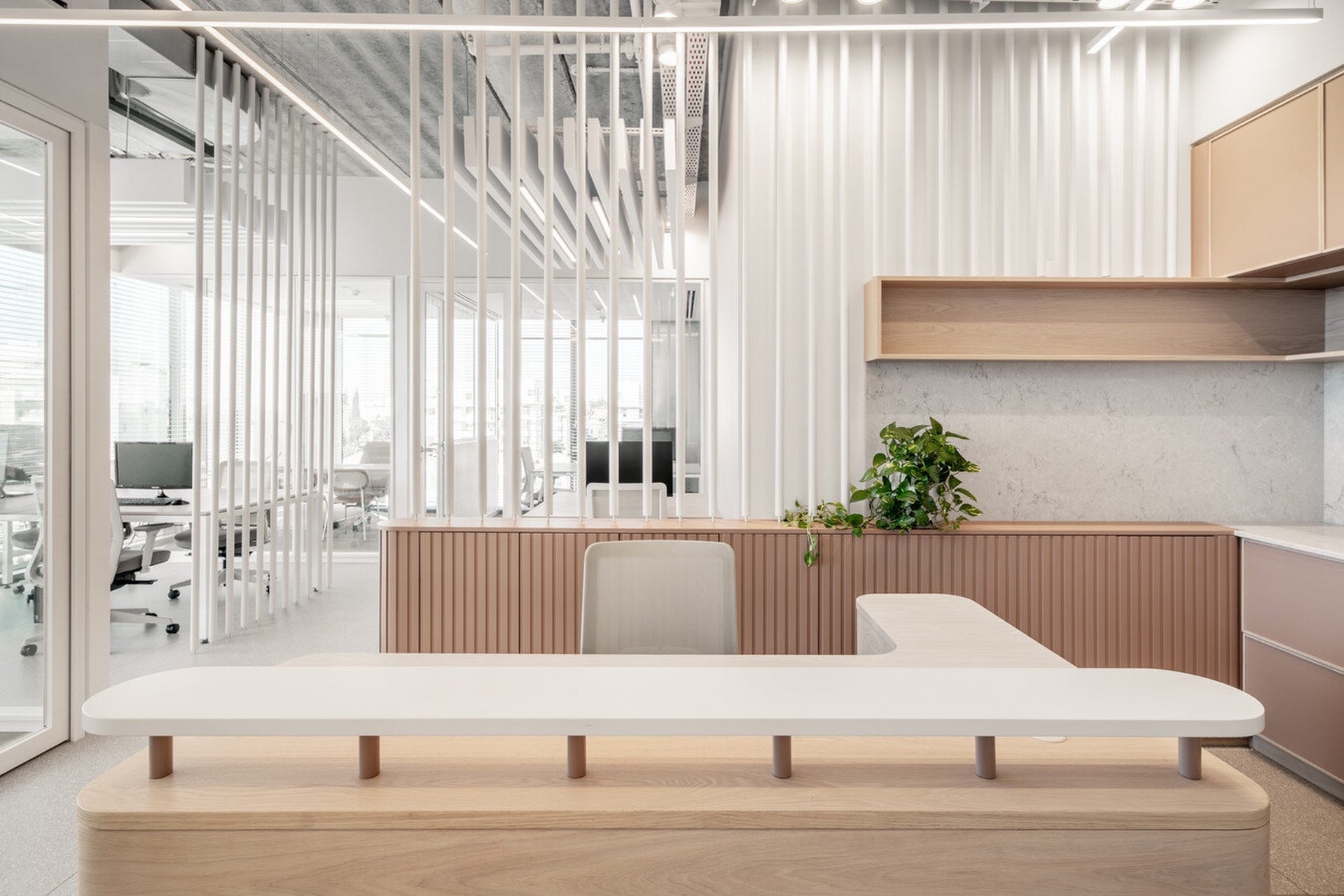 70平小办公室设计简约风格前台办公区规划 新办公空间只有70平方米