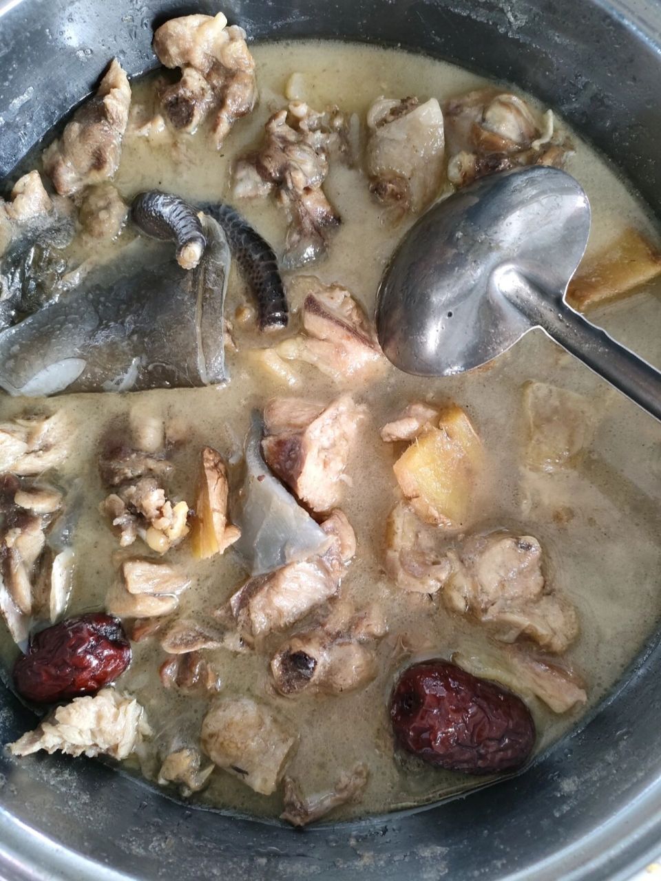 做法超级简单,如下: 甲鱼杀了剁小块,老母鸡杀了剁小块,起锅烧水放葱