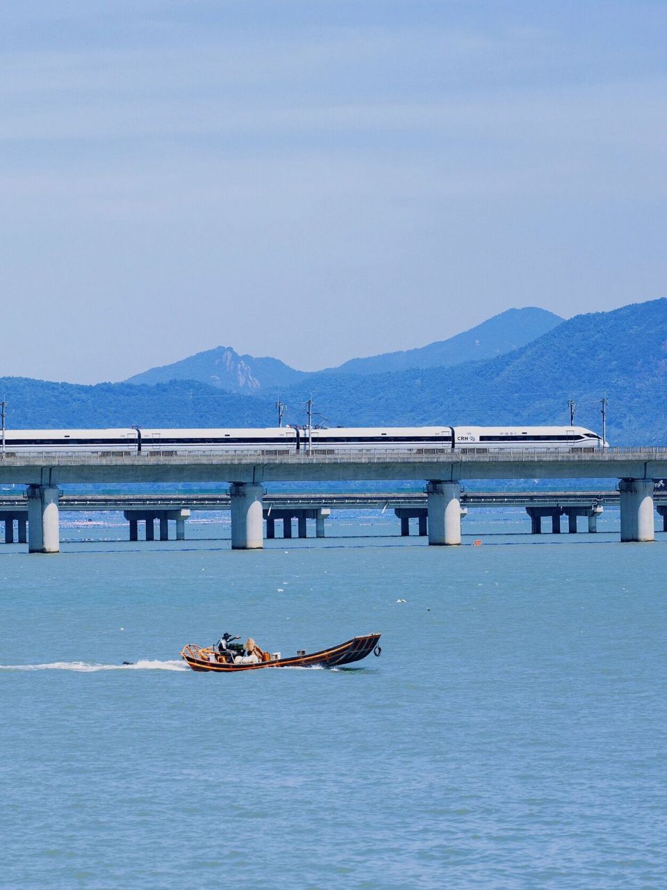 这里有离宁德市区最近的海滩~,能近距离看到动车穿 山越海的风景