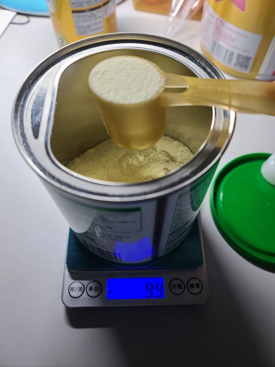 飞鹤2段奶粉新勺子大有问题 如图,奶粉是卓护(装在了别的奶粉罐子里)