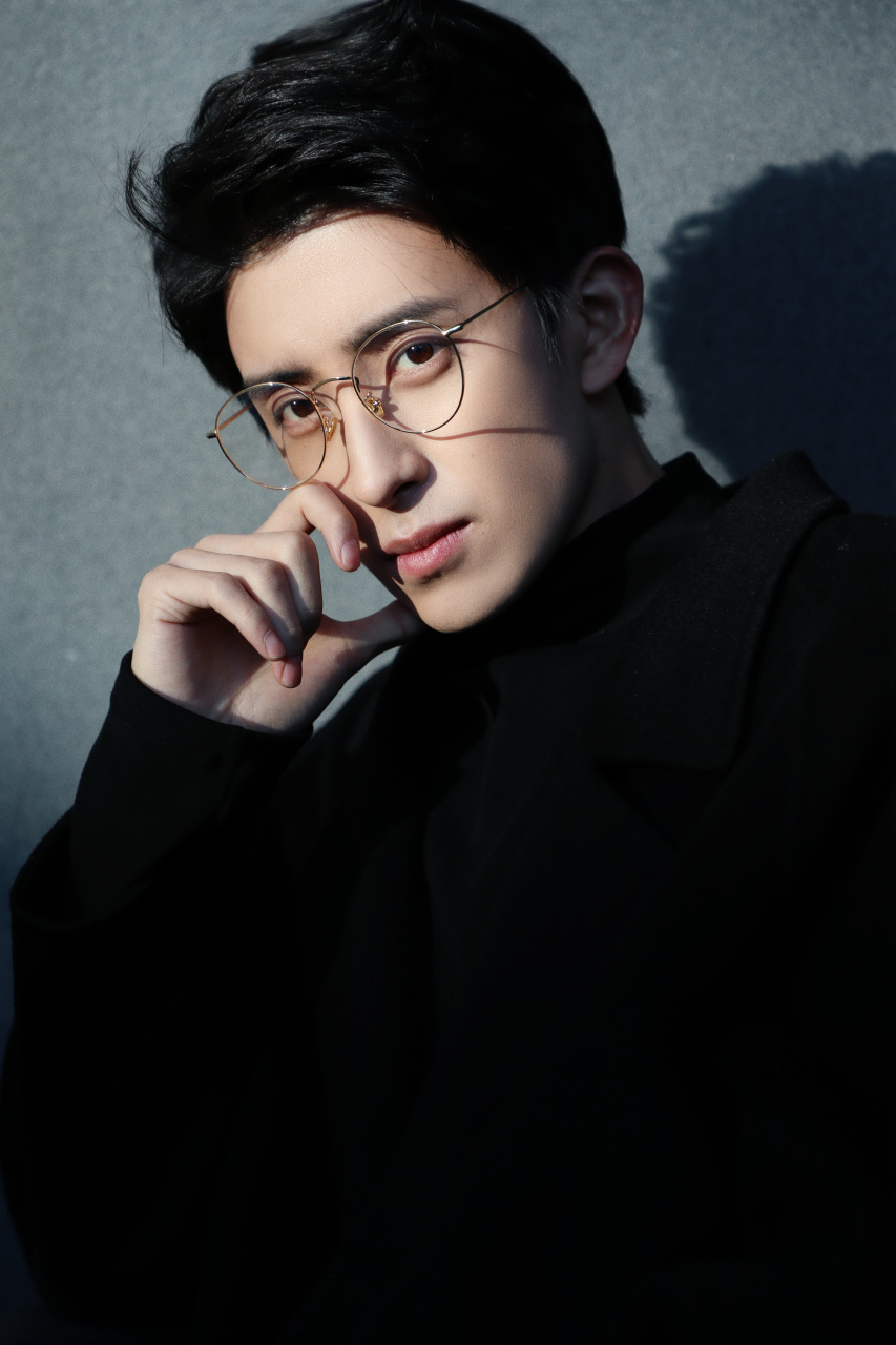 金丝眼镜和大帅哥适配度好高