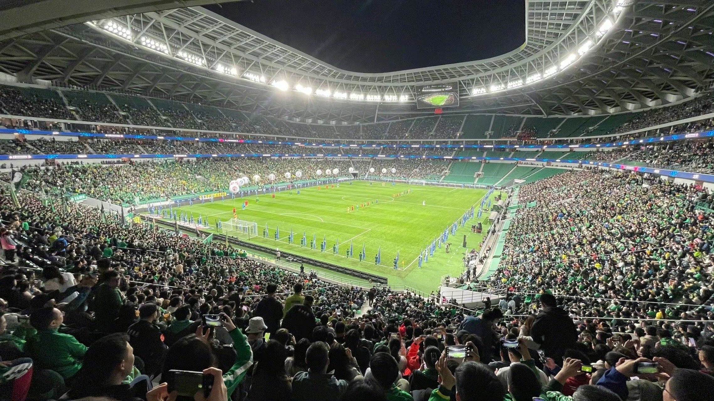 中超回来了##中超开幕式##新工体看台繁星点点# 有球迷的赛场真好!