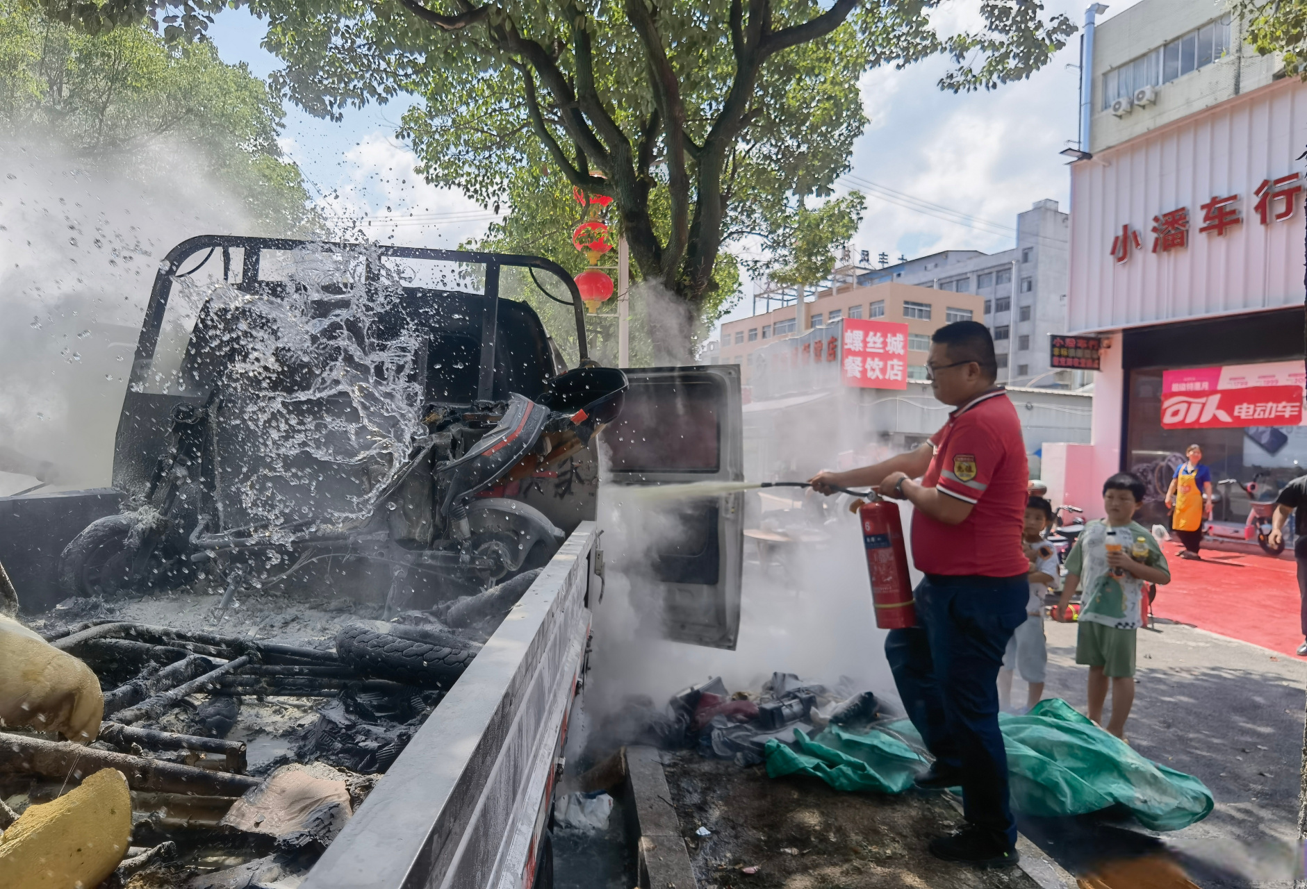 高温天气车内打火机爆炸起火# 】7月3日13时45分,浙江温州石油乐清北