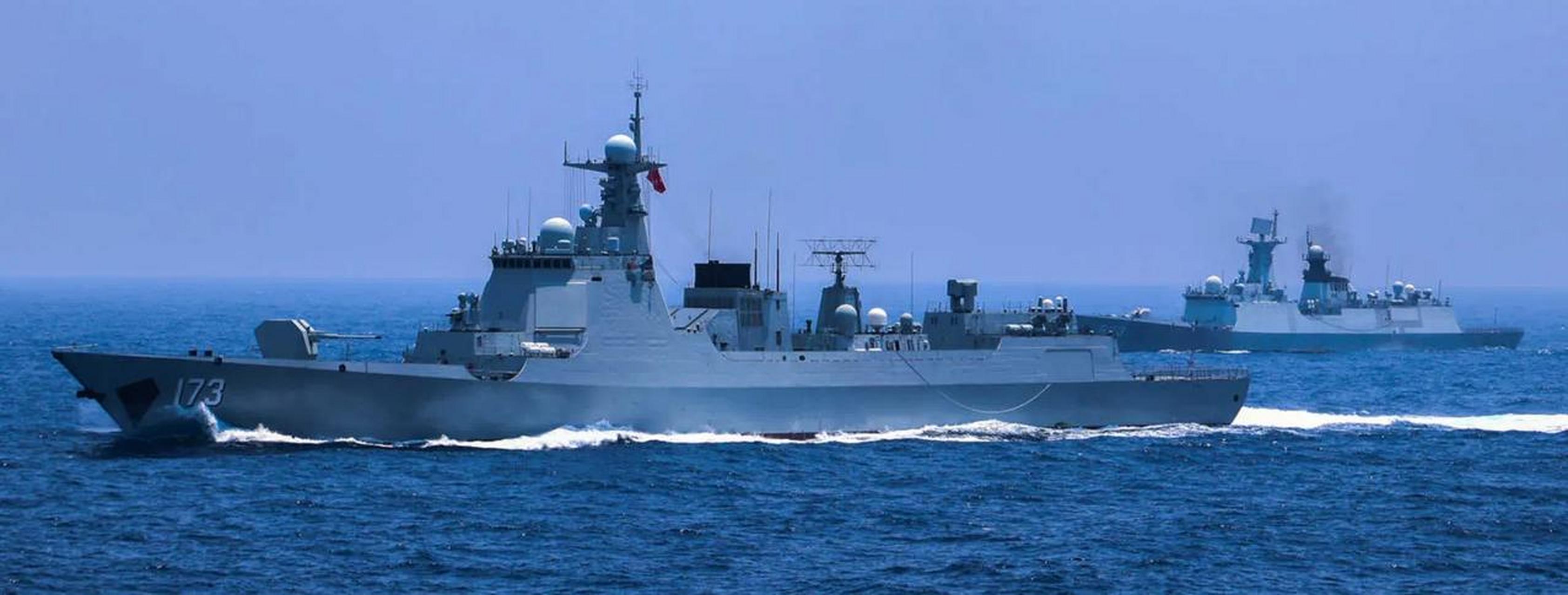 南部战区海军舰艇射击及训练 (中国军网 供图)