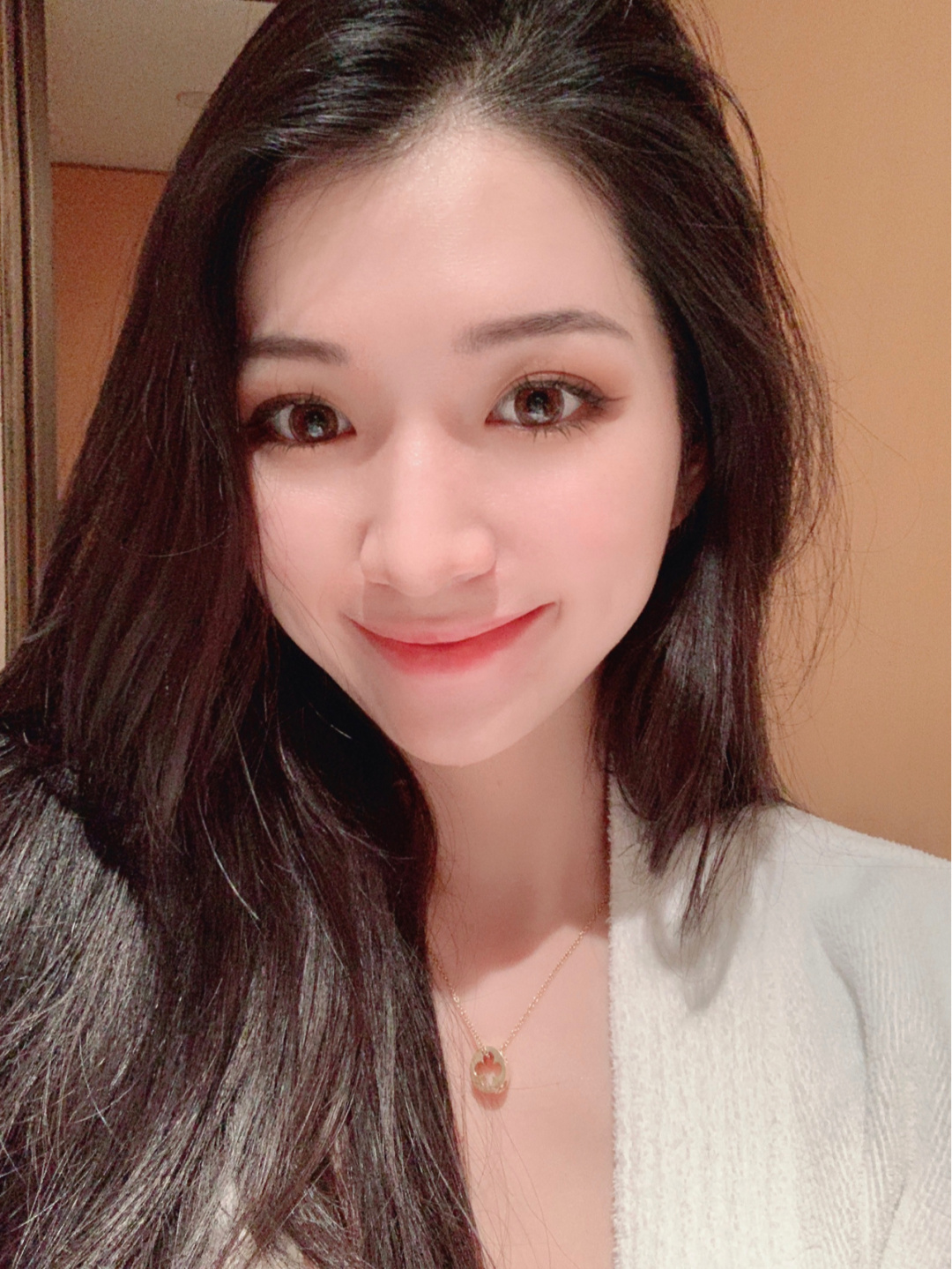 浴室自拍 不得不说灯光最好的还是卫生间 p图眼妆只加了美图秀秀的