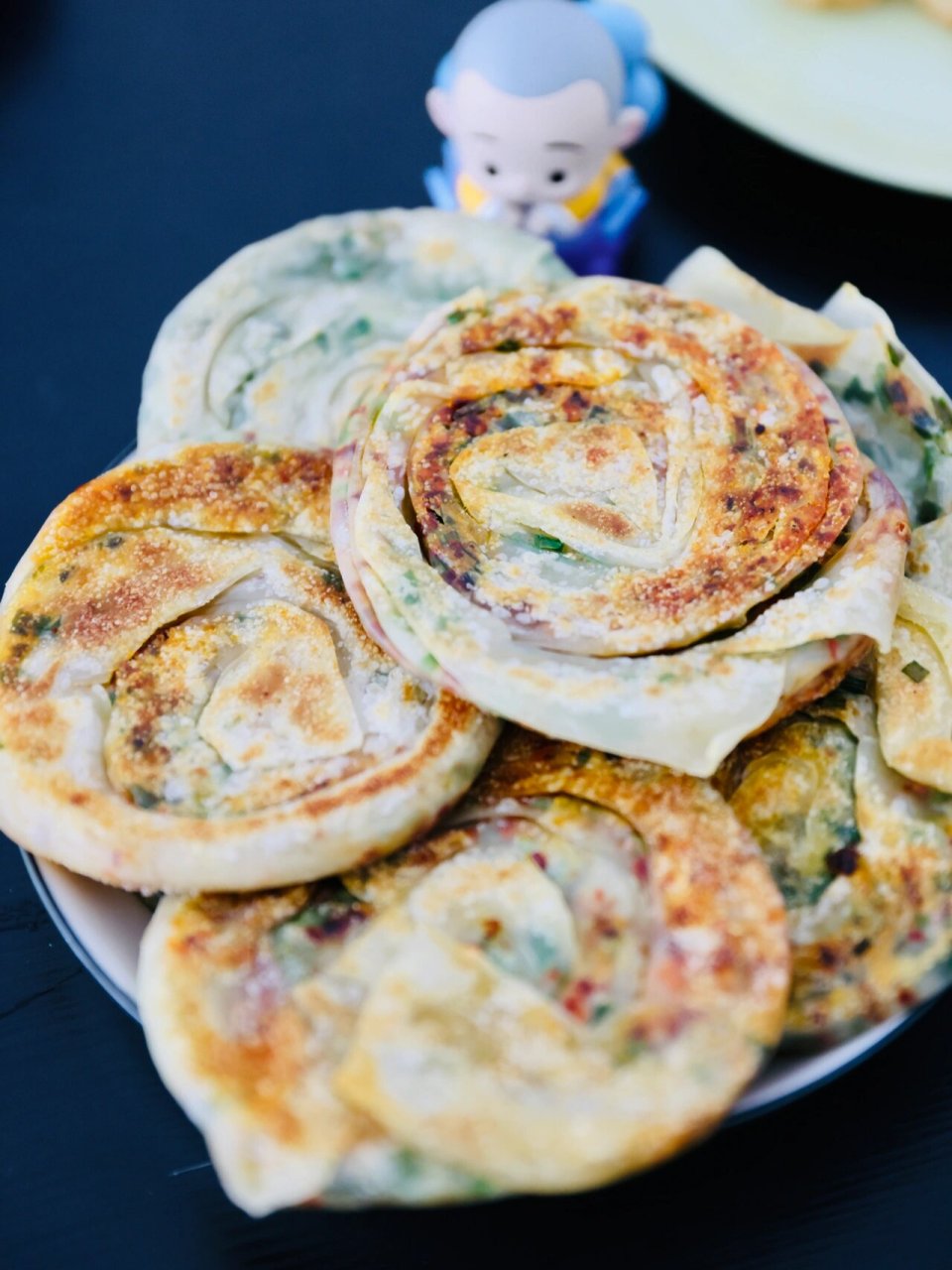 馄饨皮版葱油饼,解锁99馄饨皮新吃法 96馄饨皮的n种吃法 今天做个