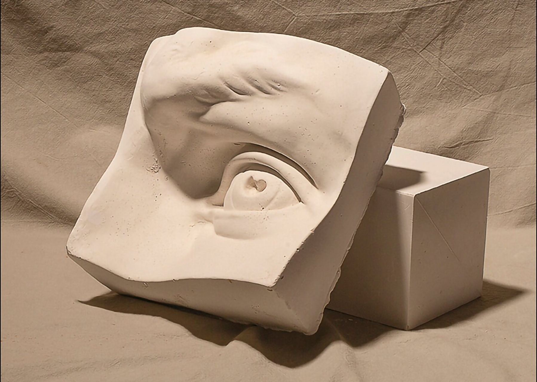 素描石膏像眼睛画法步骤图解 一,眼睛结构 眼睛是个球体,置于眼窝中