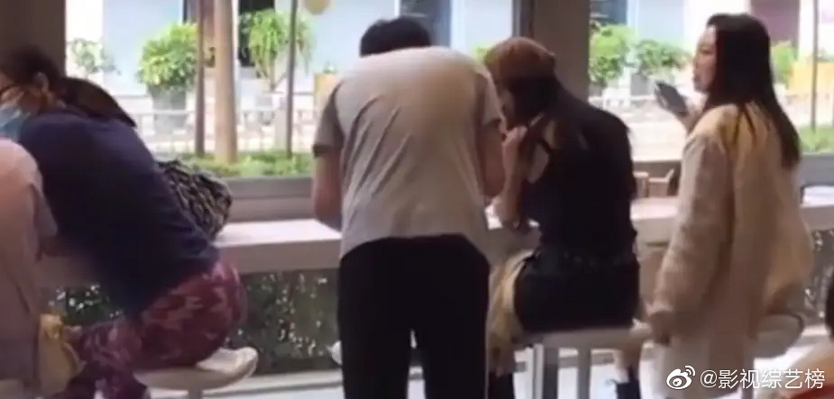 杨幂被路人搭讪#有网友爆料,在杨幂和闺蜜在三里屯一家咖啡厅休鲜时