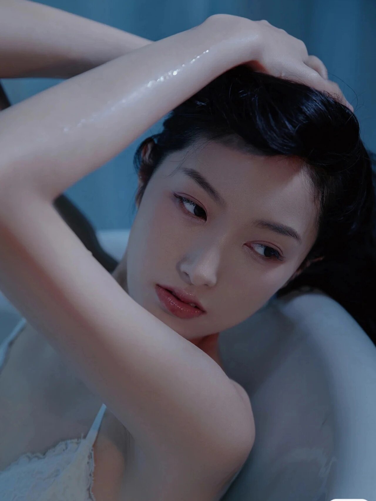 美女出浴,让人心跳加速的浴室少女纯欲写真 想要拍出清冷的氛围感