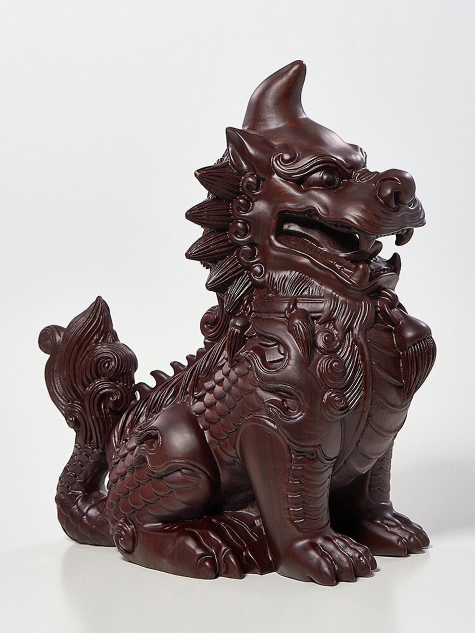 獬豸,古代公正的象征 獬豸是中国古代神话传说中的神兽,类似麒麟,全身