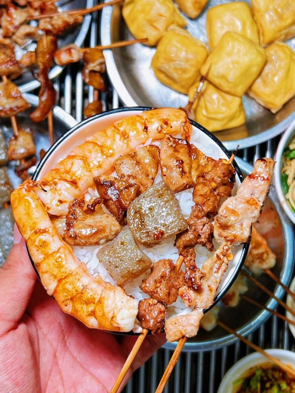 屏边特色美食97爆爽烧烤饭77烧番茄 这次到屏边来玩找了一家好吃